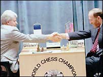 Bobby Fischer (à dir.) cumprimentando Boris Spassky em 1992