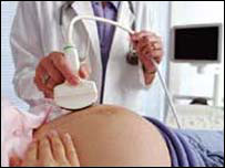 Mulher é submetida a ultrasom