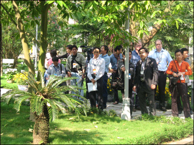 Phóng viên tránh nắng