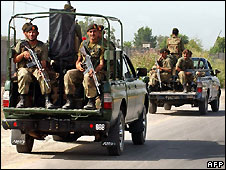 Lính Pakistan ở Peshawar, ngày 28 tháng 6 năm 2008