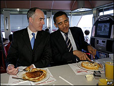 Ông Obama (phải) ăn sáng cùng Thượng Nghị sỹ Bob Casey ở Scranton