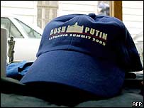 Boné de baseball com os nomes de Bush e Putin