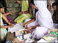 बाढ़ राहत शिविर में स्वास्थ्य कार्यकर्ता