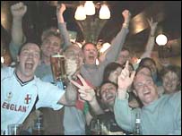 酒吧球迷举杯欢庆