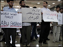 دانشجويان معترض در فروگاه