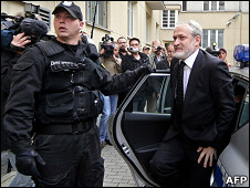 Закаев у здания польской прокуратуры