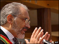 Carlos Mesa, com a faixa da Presidência da Bolívia