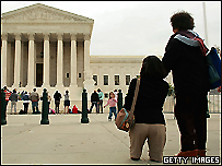 Bà Đặng Hồng Nhựt (phải) và chị Trần Thị Hoan trước Tòa Tối cao