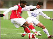 Một pha tranh bóng trong trận HAGL - Arsenal