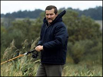 Bức hình Walesa, 40 tuổi, câu cá ngoài ao (nguồn từ Gazeta Wyborcza)