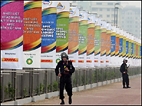 APEC flamaları önünde güvenlik görevlileri