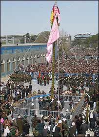 برافراشتن جهنده (علم) در زيارتگاه منسوب به حضرت علی