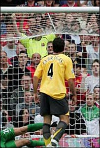 阿森纳球员吉尔伯托（中）的点球被曼联守门员库萨克（左穿绿衣者）扑出