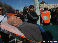 ferido sendo socorrido