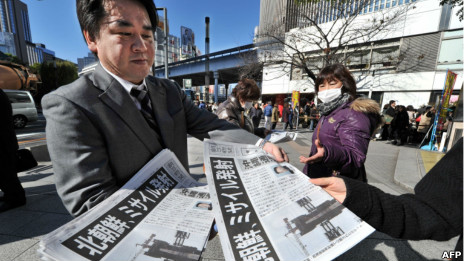 日本传媒印刷《号外》在东京街头上发放时,被众多市民围堵索取。
