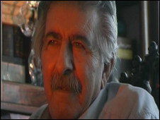 منوچهر آتشی در نمایی از فیلم "یادها،بوسه ها و خنجرها" ساخته روجا چمنکار