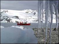 Barco de missão brasileira na Antártica (Foto: INPE)