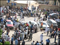 عدالت کے باہر مجمع