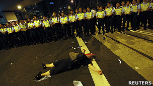 2011年民主派七一遊行後一名示威者躺臥中環街頭（2/7/2011）