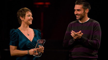 Maria Pride yn derbyn tlws Mastermind Cymru Nadolig gan Daf Du