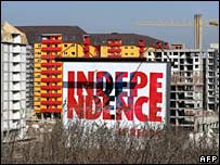 Segundo correspondentes, um clima festivo tomou conta de Pristina