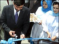 Öldürülen havacılık bakanı Mirveys Sadık bir açılış töreninde