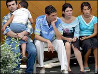 स्कूल के बाहर परिजन