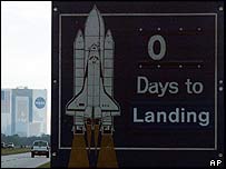 Placa no Cabo Canaveral indicando dias que faltam para o pouso do Discovery