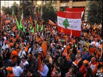 Apoiadores do líder de oposição Michel Aoun