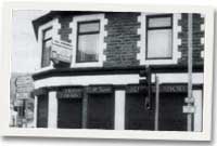 Mae nifer o siopau gwag yn Nhreorci