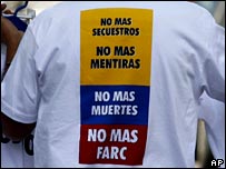 Camiseta de manifestantes contra as Farc