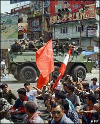 Policiais patrulham as ruas de Katmandu