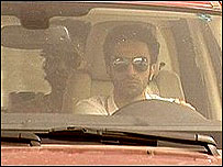 Homem dirige pelas ruas de Jeddah