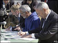 ABD ve Danimarka dışişleri bakanları anlaşmayı imzalarken