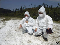 Các nhân viên đang tiến hành điều tra tại một khu vực có nhiễm bệnh ở tỉnh Hồ Nam, Trung Quốc