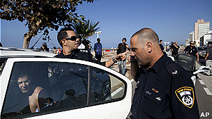 الرجل بعد إلقاء القبض عليه