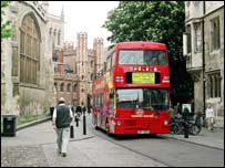 Xe buýt chở du khách đi thăm Cambridge