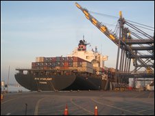 Tàu container cập cảng