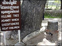 Nhiều trẻ sơ sinh bị Khmer Đỏ đặp đầu vào gốc cây này