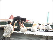 Người dân ở Đà Nẵng gia cố nhà cửa trước bão