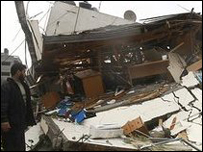 Một người đàn ông xem xét thiệt hại đối với văn phòng thủ tướng