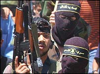 Militantes palestinos em funeral em campo de refugiados na Faixa de Gaza