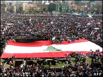 Multidão durante manifestação em Beirute