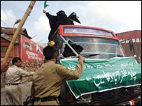 سی آر پی ایف کی طرف سے خالی کرائی گی فروٹ منڈی