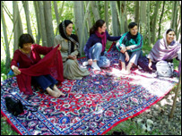 ښځې په ميله ځاى کې