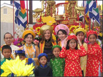 Bà Sanchez (đứng giữa) trong một lễ hội của cộng đồng người Việt