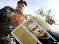 صحنه ای در بيرون دادگاه