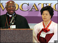 o arcebispo Emmanuel Milingo, excomungado no mês passado por tentar ordenar quatro padres americanos casados