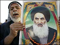 Ruhani lider Sistani'nin resmini taşıyan bir Iraklı Şii
