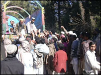 آٹے کی اس فروخت کا منظر